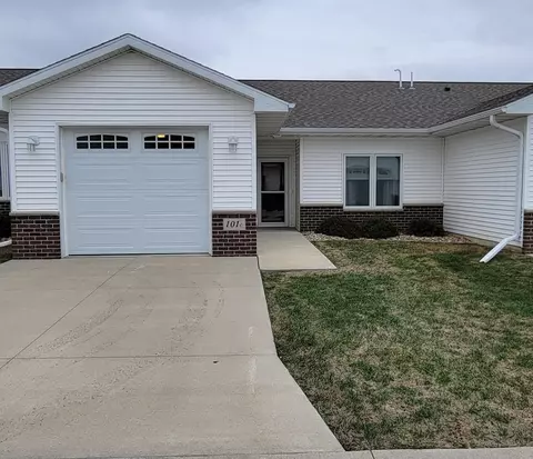101 Flintstone Dr #C, Waverly, IA 50677