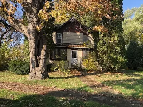 324 Vernon Rd, Cresco, IA 52136