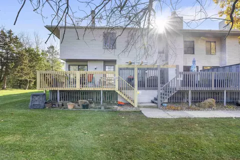 2210 Sky Line Dr, Waterloo, IA 50701