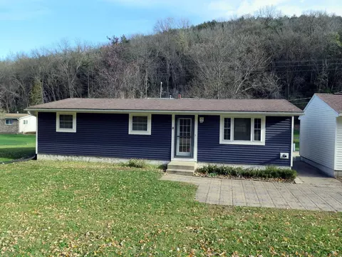 1674 Old Stage Rd, Decorah, IA 52101
