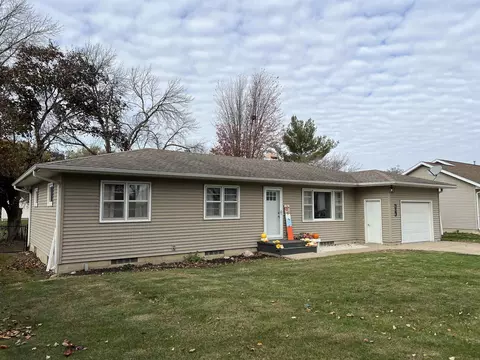 213 8th St, Aplington, IA 50604