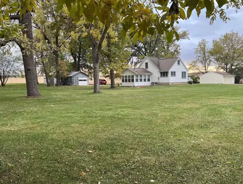 1804 Mapleway Rd, Coggon, IA 52218