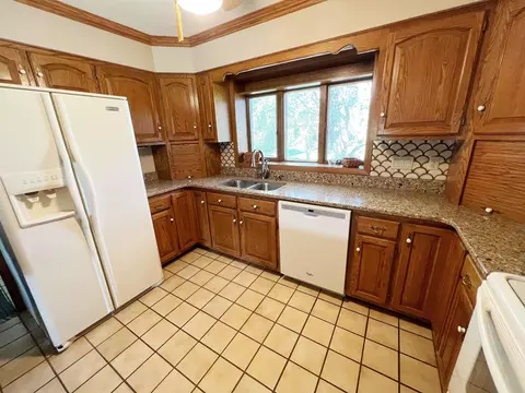 402 Pine Crest Dr, Decorah, IA 52101 photo 5