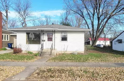 402 Center St, Elgin, IA 52141