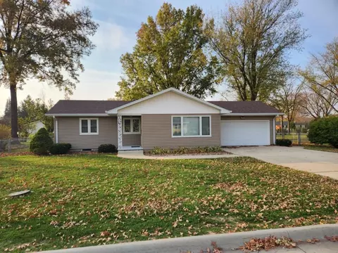 329 Oregon Rd, Cedar Falls, IA 50613