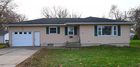 204 Line St, Manchester, IA 52057