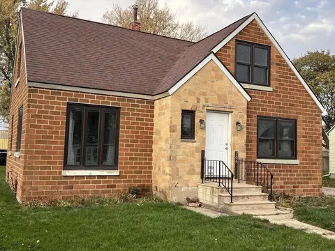 706 Parriott St, Aplington, IA 50604