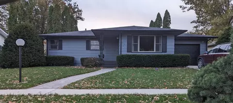 902 10 St, Charles City, IA 50616