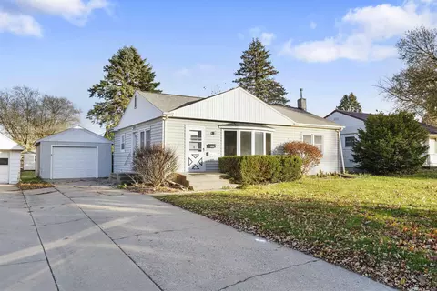 303 Iowa St, Waverly, IA 50677
