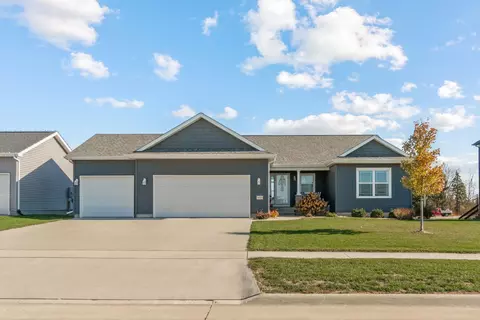 1632 Rocky Ridge Rd, Cedar Falls, IA 50613