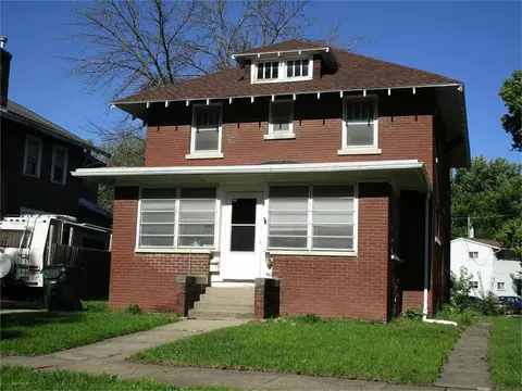 922 W Mullan Ave, Waterloo, IA 50701