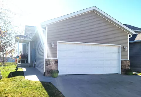1316 Creekside Ct, Waterloo, IA 50702