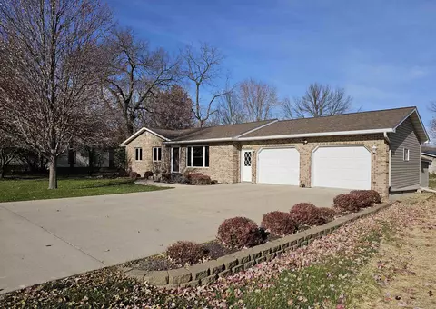 2535 River Rd, Decorah, IA 52101