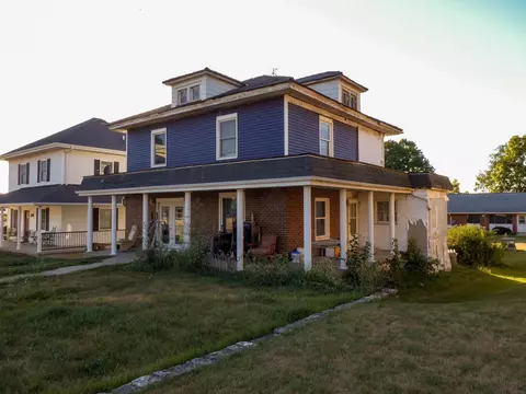105 E 1st Ave, Cascade, IA 52033 photo 2
