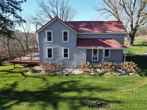 1070 Chimney Rock Rd, Waterville, IA 52170