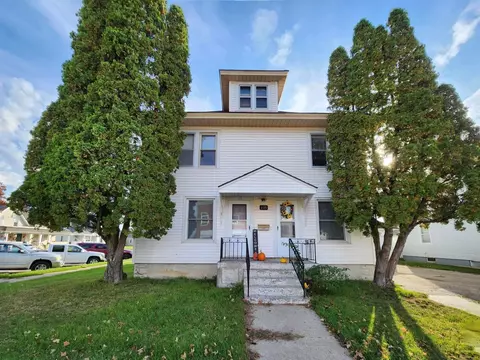 115 N Madison St, Manchester, IA 52057