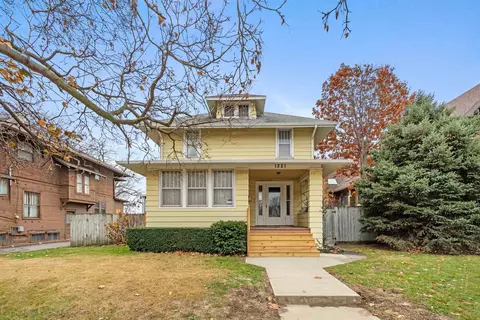 1221 W 4th St, Waterloo, IA 50702
