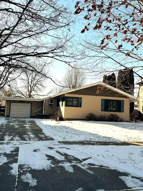 319 E 3rd Ave, Cresco, IA 52136