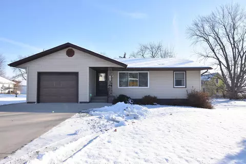 235 1st St N, Winthrop, IA 50682