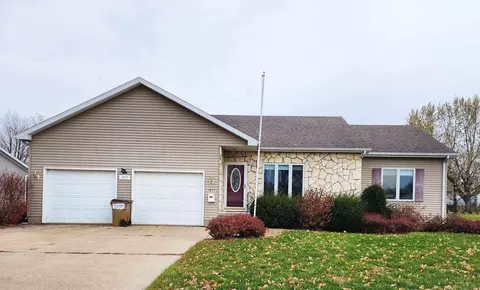 1217 N 5th St, Manchester, IA 52057