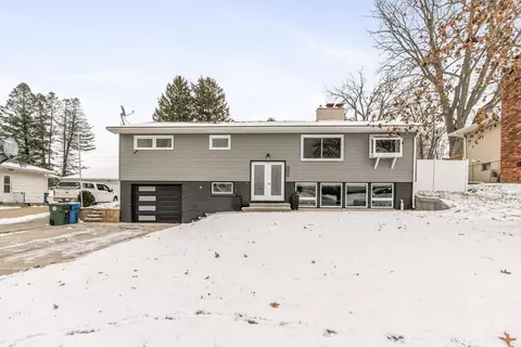 3325 W Ridge Dr, Waterloo, IA 50701