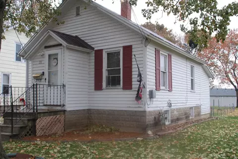 211 N Walnut St, Sumner, IA 50674 photo 2