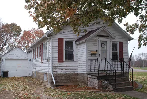 211 N Walnut St, Sumner, IA 50674