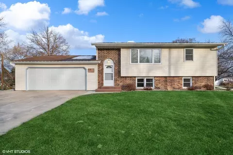 214 Oak St, Waverly, IA 50677