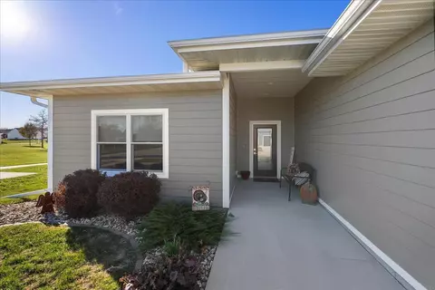 417 Golden Ln, Cedar Falls, IA 50613
