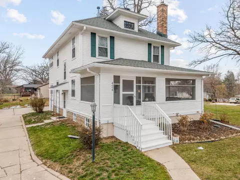 424 N Ellen St, Cedar Falls, IA 50613