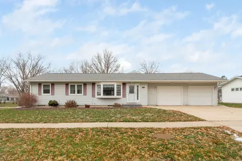 330 Orchard Dr, Cedar Falls, IA 50613