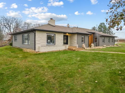 3434 Tucson Dr, Cedar Falls, IA 50613