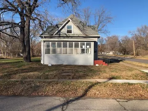 335 Newell St, Waterloo, IA 50703