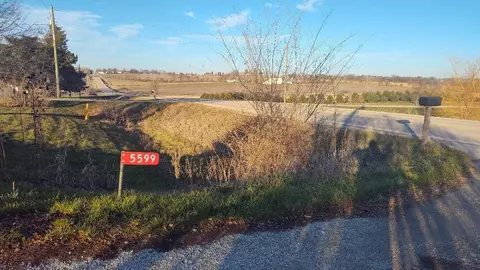 5599 32 Ave, Center Point, IA 52213