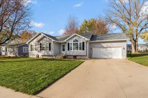 520 Donna St, Denver, IA 50622