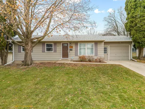 3315 Mt Vernon Dr, Waterloo, IA 50701
