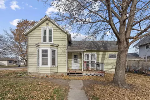 523 W 7th St, Cedar Falls, IA 50613