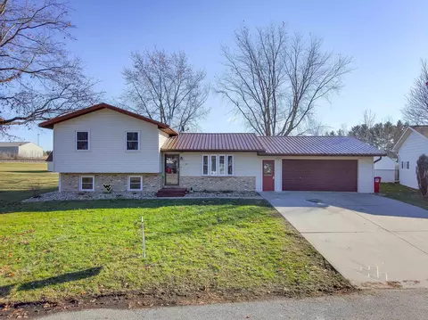 107 Rainbow Dr, Fairbank, IA 50629