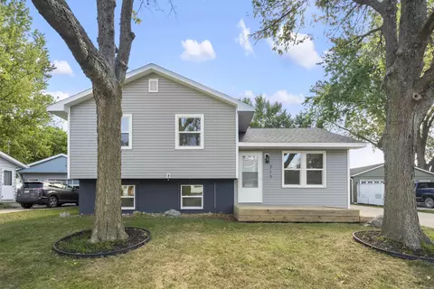717 Calumett Dr, Cedar Falls, IA 50613