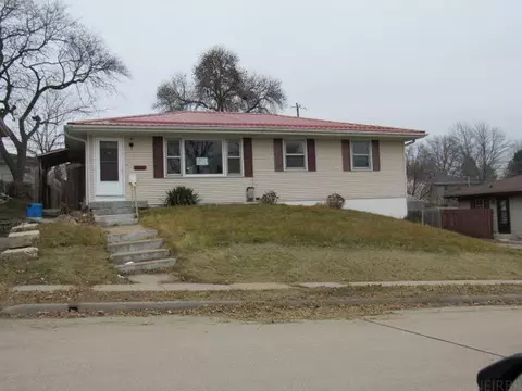 1205 Cerro Dr, Dubuque, IA 52001