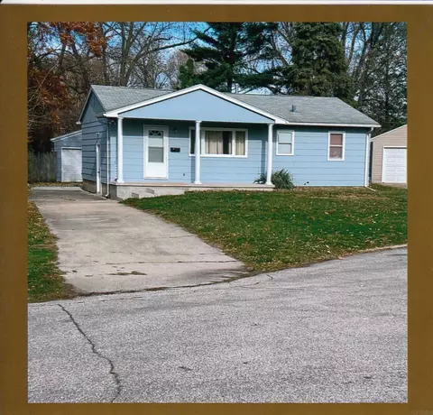 115 W Vegas Ct, Waterloo, IA 50701