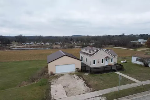 410 Union St, Clermont, IA 52135
