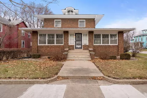 702 W 3rd St, Waterloo, IA 50701