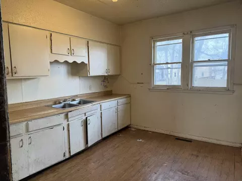 419 E 9th St, Waterloo, IA 50703 photo 7