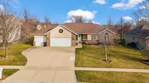 4204 Orchard Hill Dr, Cedar Falls, IA 50613