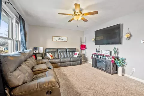 1146 Fleur Dr, Waterloo, IA 50701 photo 3
