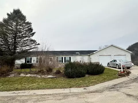 185 Hickory Ln, Lansing, IA 52151