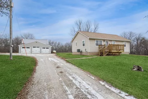 5476 27th Ave Dr, Vinton, IA 52349