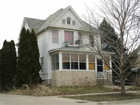 914 W 3rd St, Waterloo, IA 50701