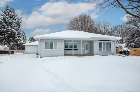 104 Sunset Ct, Waverly, IA 50677